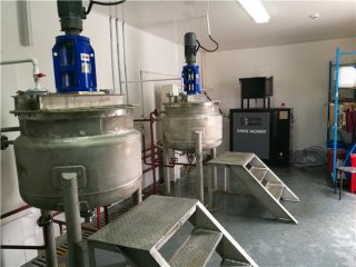 化工反應釜物料控溫 ±0.5度，用什么電加熱導熱油爐？